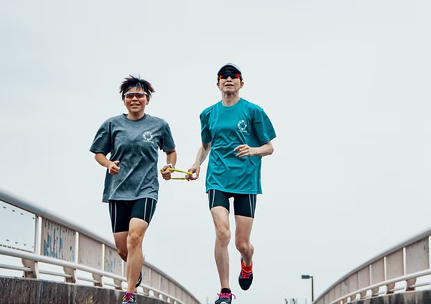 Para athletes training together